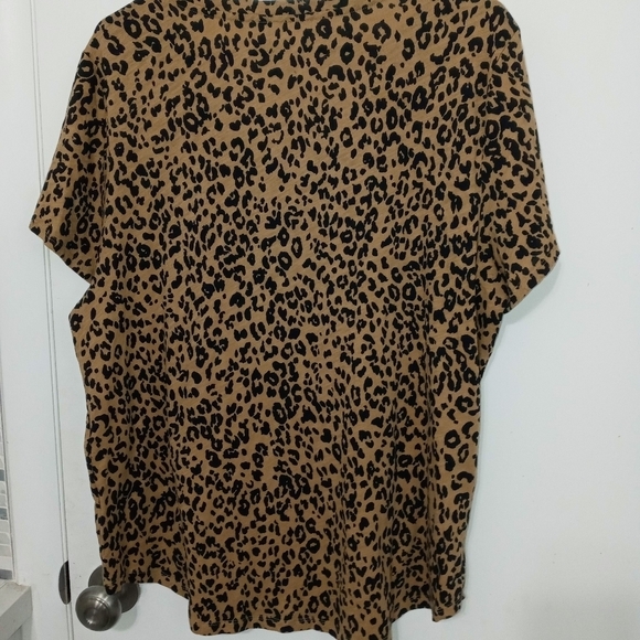 Old Navy Leopard Print Short Sleeve Tee - Picture 4 of 4